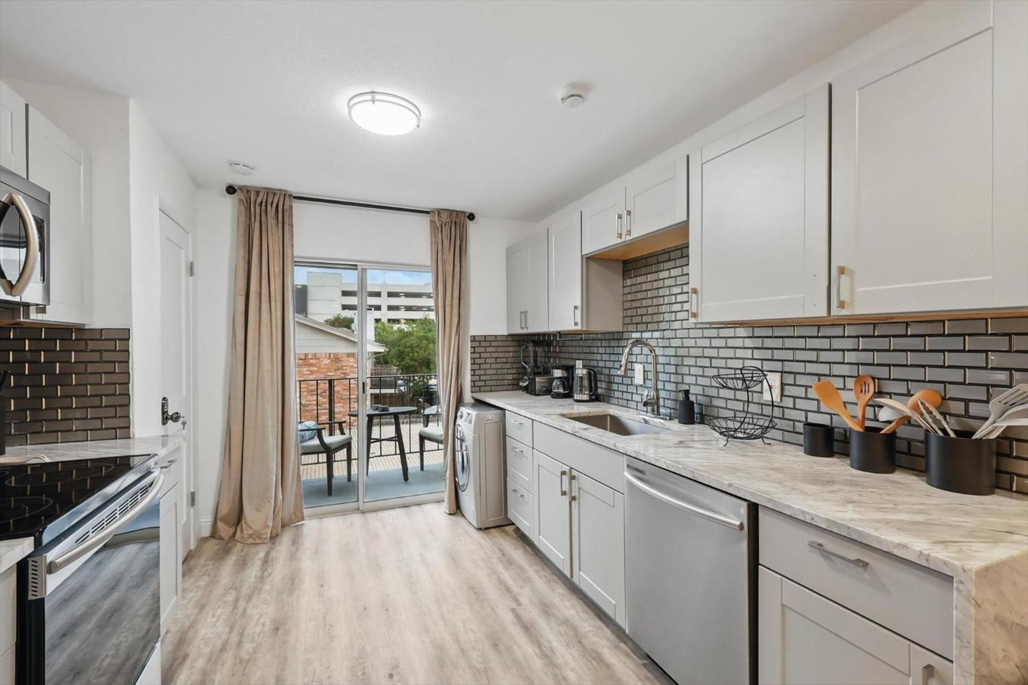 2-bd 2-ba With Pool Patio Courtyard Apartment