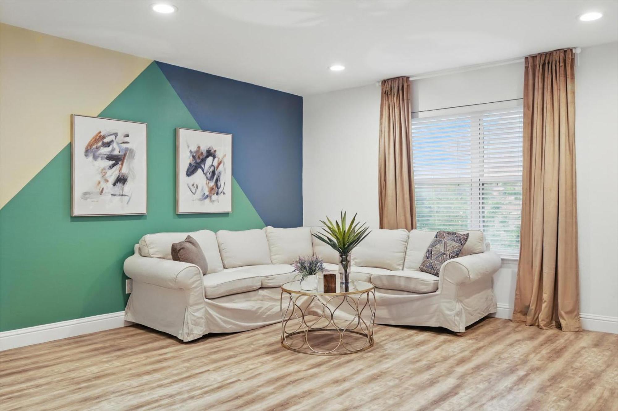 2-bd 2-ba With Pool Patio Courtyard Apartment *