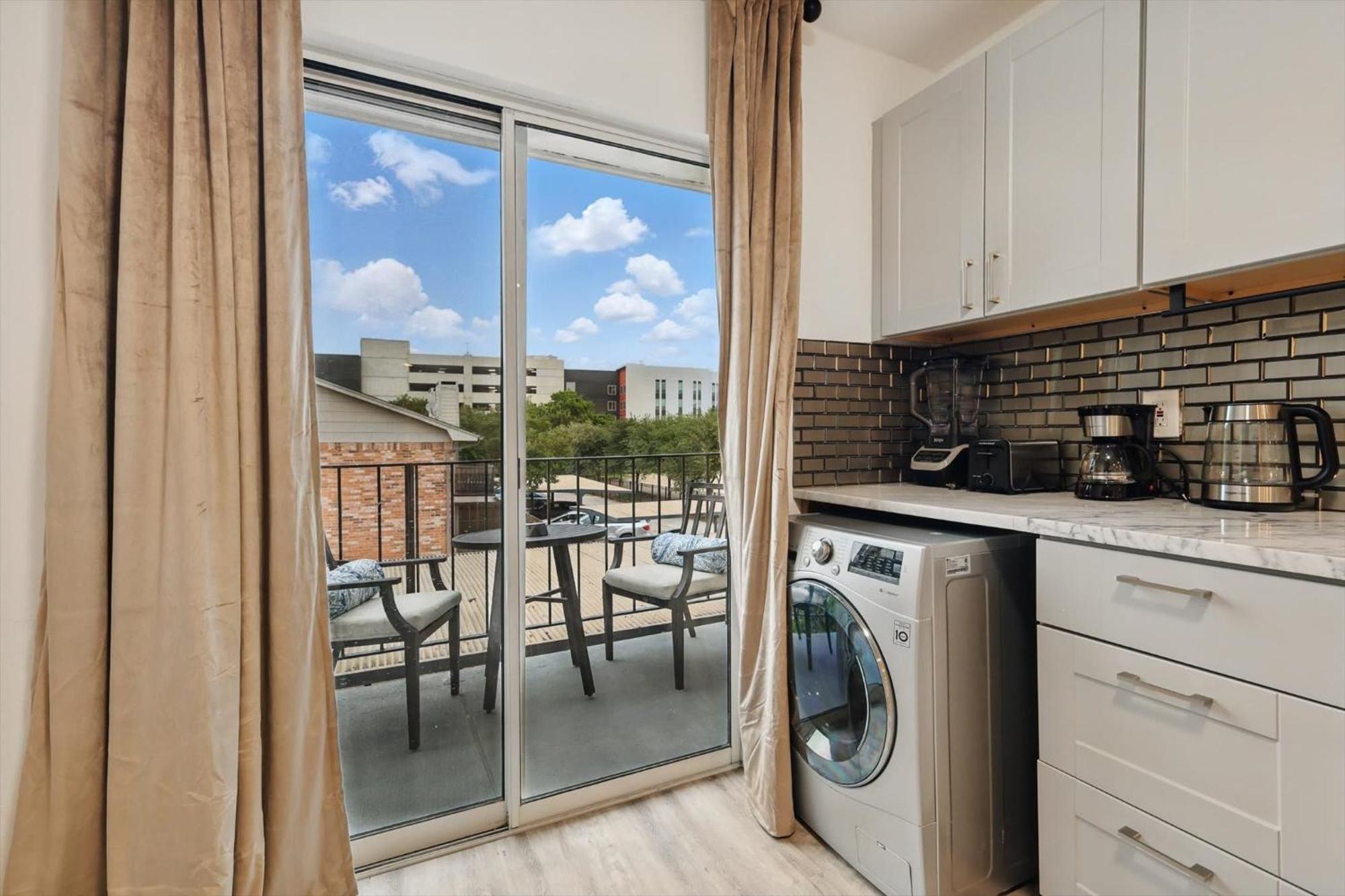 Apartment 2-bd 2-ba With Pool Patio Courtyard