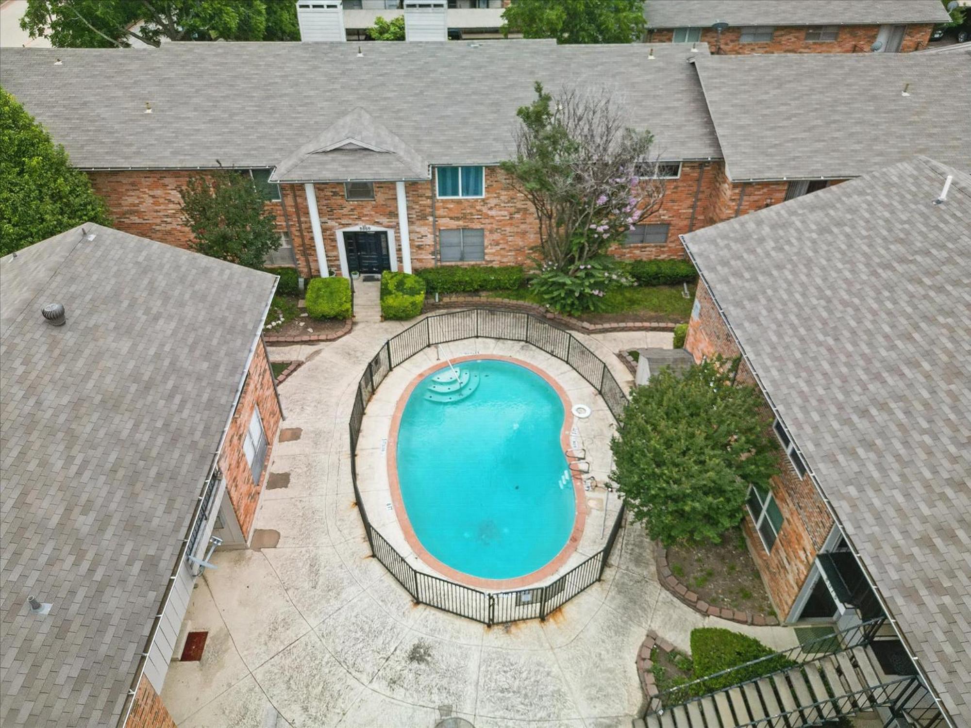 2-bd 2-ba With Pool Patio Courtyard