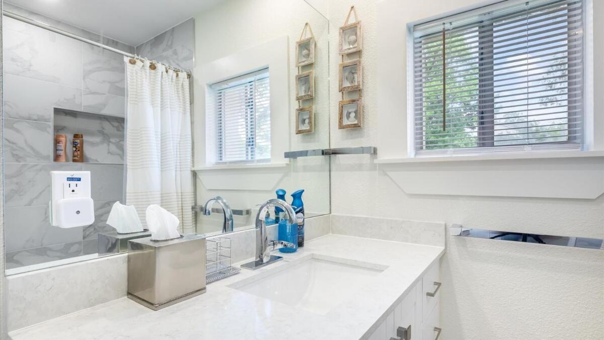 Flair House Midway-hollow, Uptown Close By Holiday home *