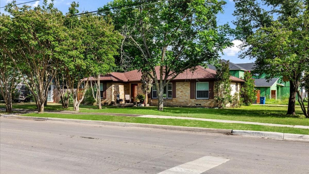 Flair House Midway-hollow, Uptown Close By Holiday home *