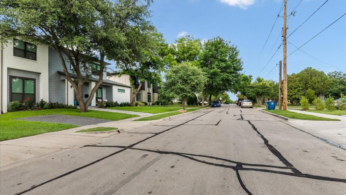 Flair House Midway-hollow, Uptown Close By Holiday home *
