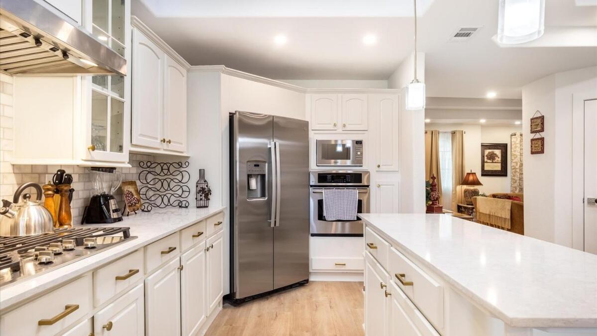 Flair House Midway-hollow, Uptown Close By