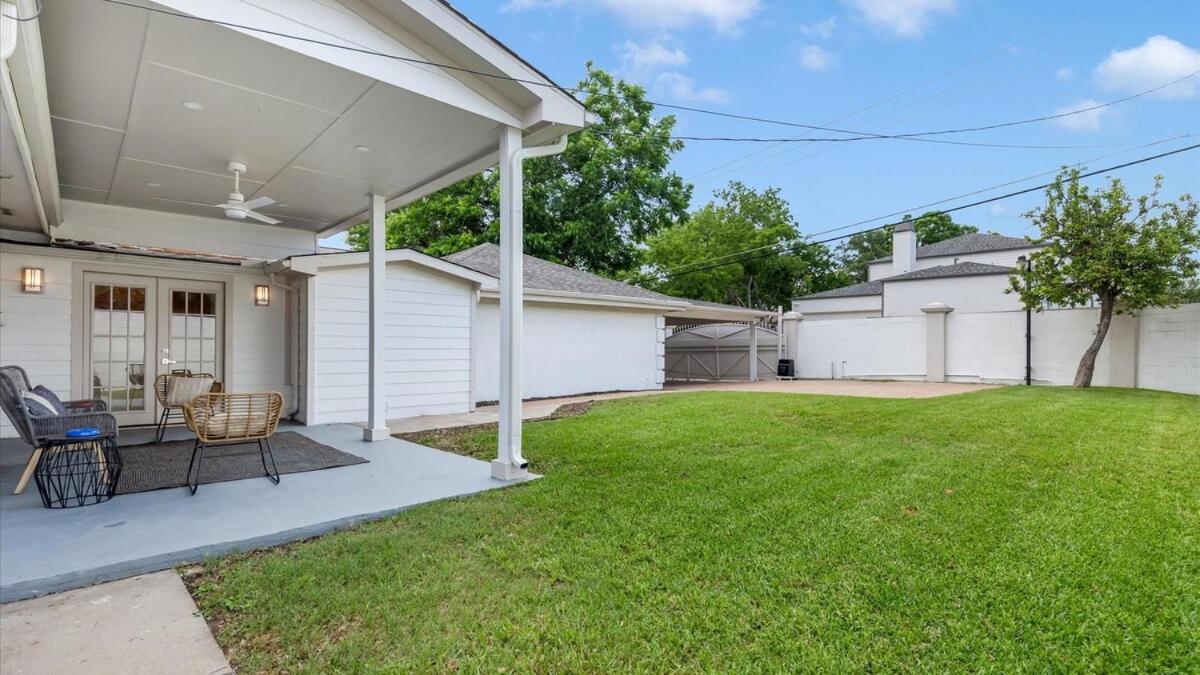 Flair House Midway-hollow, Uptown Close By Holiday home *