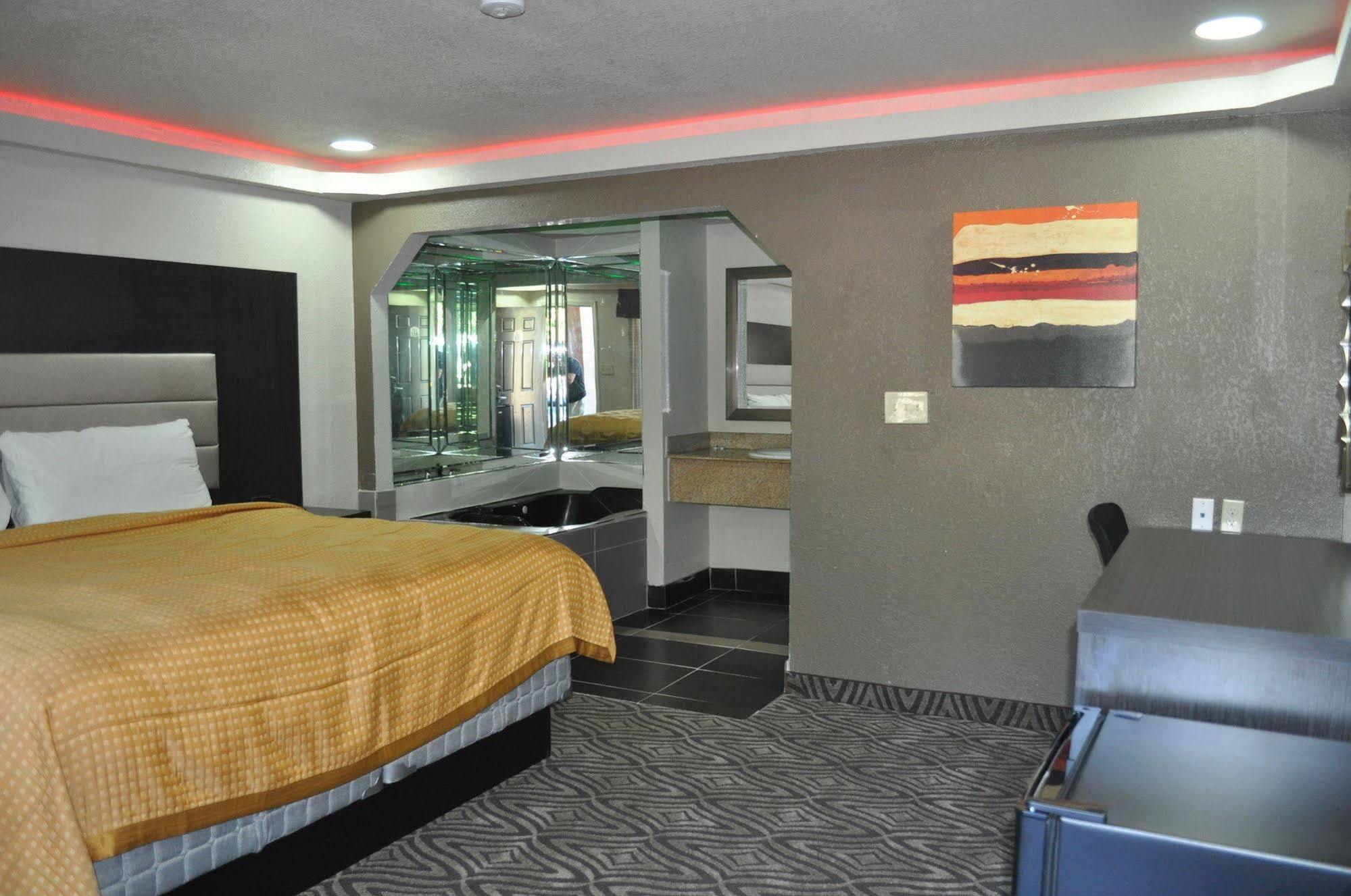Palace Motel 2*