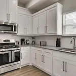Modern And Spacious High End Home Near Downtown