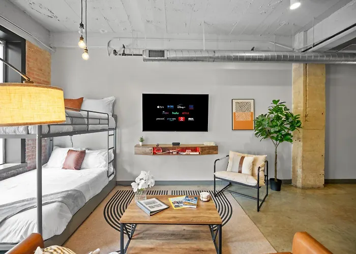 Stunning Downtown Apartment With Pool, Laundry, Parking