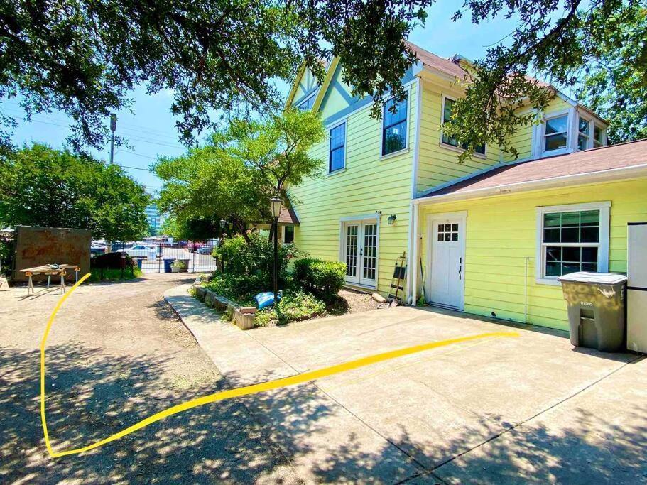 Yellow House Holiday home *