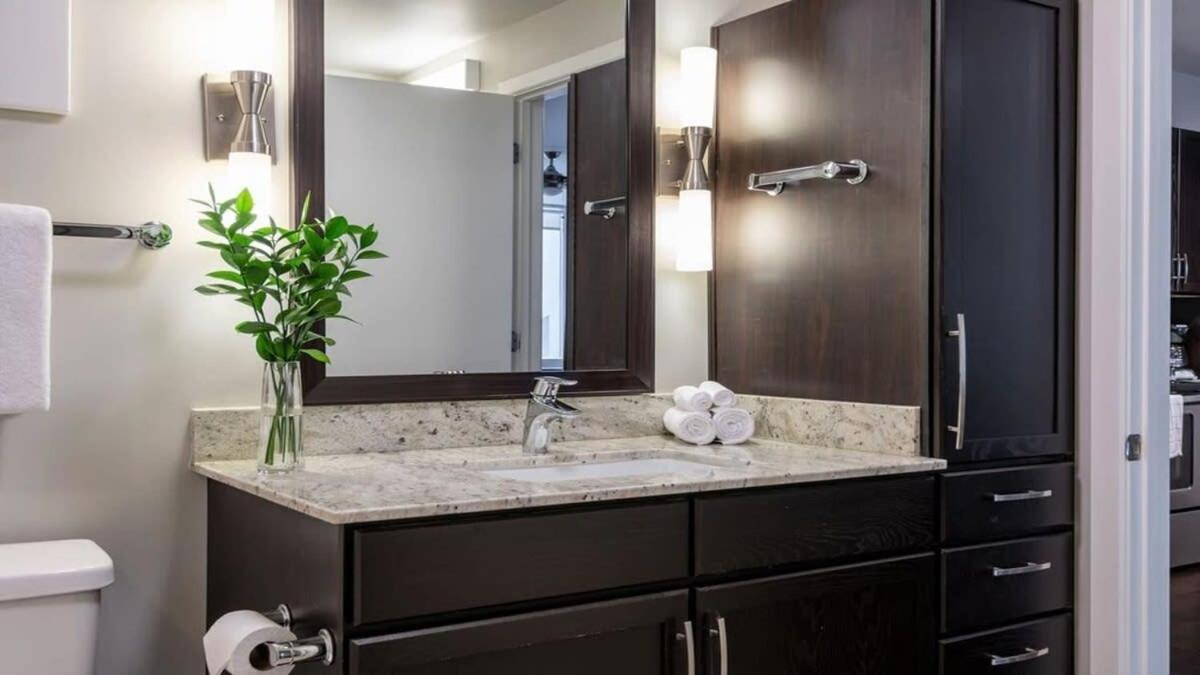 Apartment Downtown Cozysuites With Gym #10