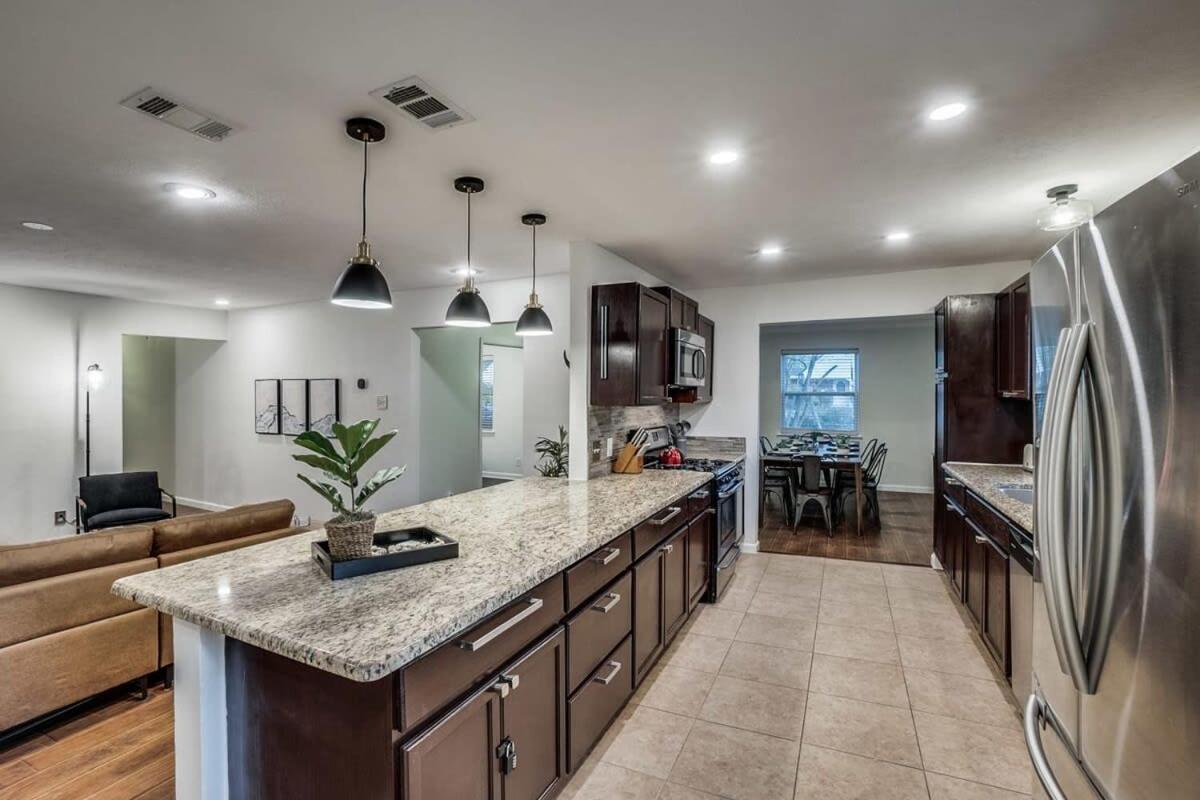 5-bd 2-ba Spring Valley Park W Backyard Fun Holiday home Dallas