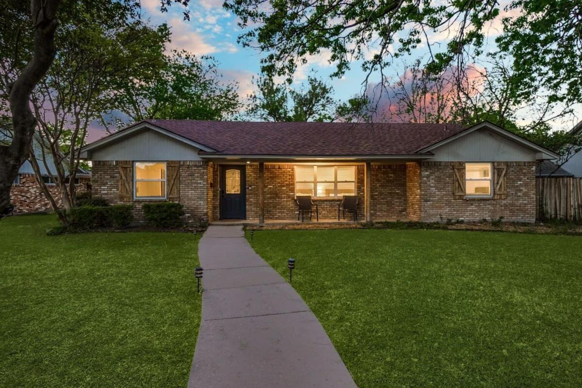 Holiday home 5-bd 2-ba Spring Valley Park W Backyard Fun *