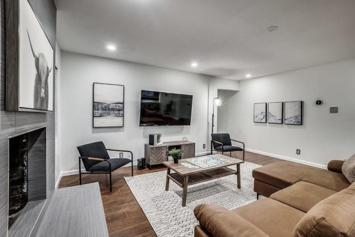 Holiday home 5-bd 2-ba Spring Valley Park W Backyard Fun *