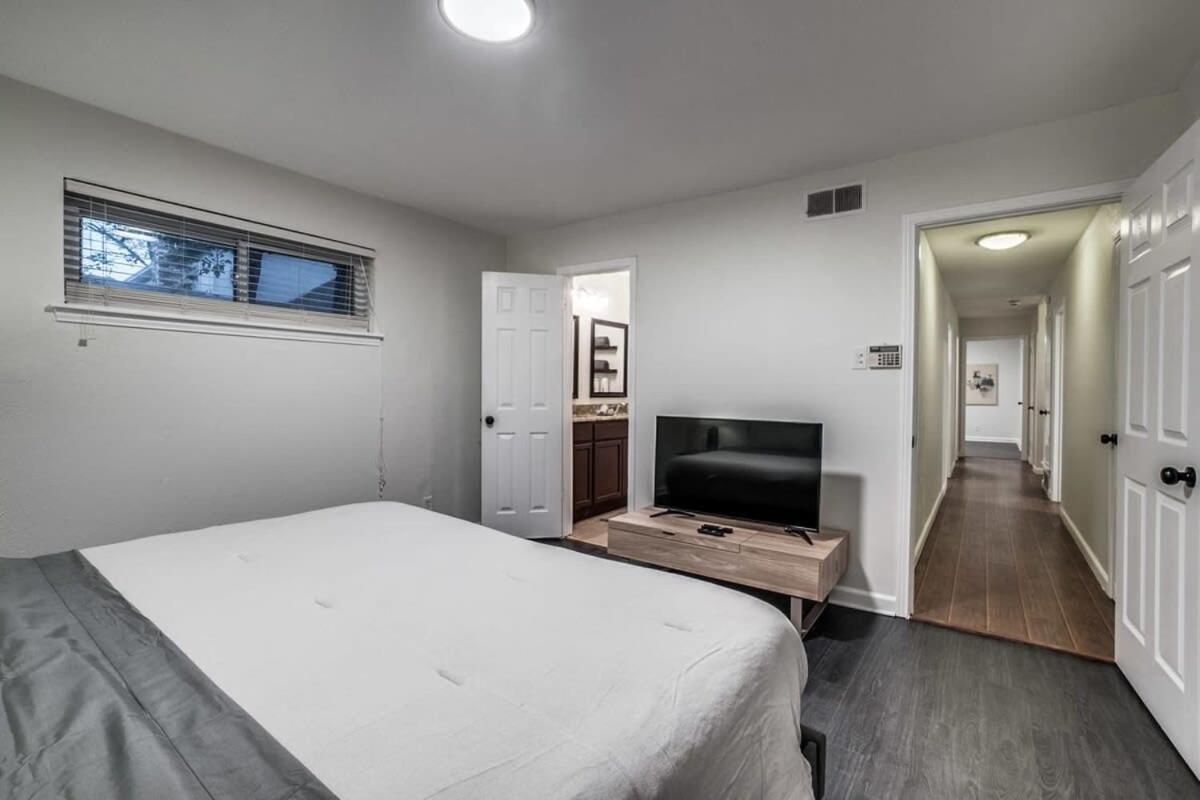 5-bd 2-ba Spring Valley Park W Backyard Fun Dallas
