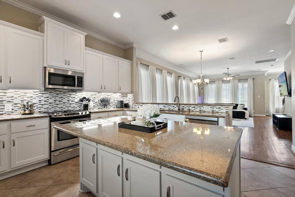 Farmers Market 3 Bd Townhome W Rooftop Terrace