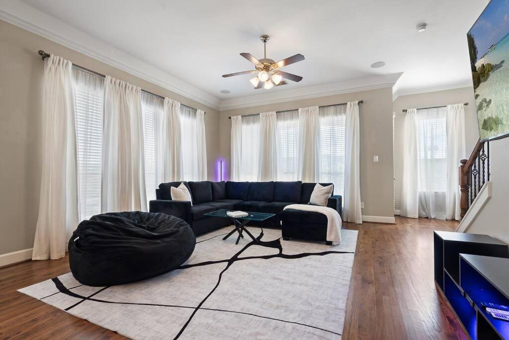 Farmers Market 3 Bd Townhome W Rooftop Terrace Apartment *
