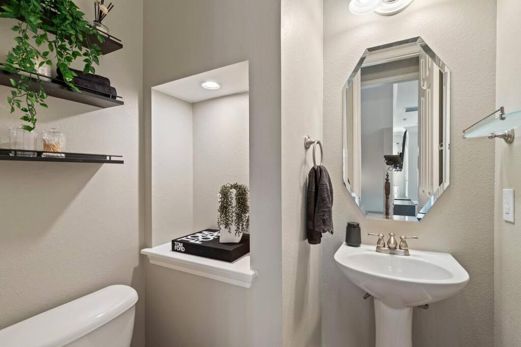 Farmers Market 3 Bd Townhome W Rooftop Terrace * Dallas