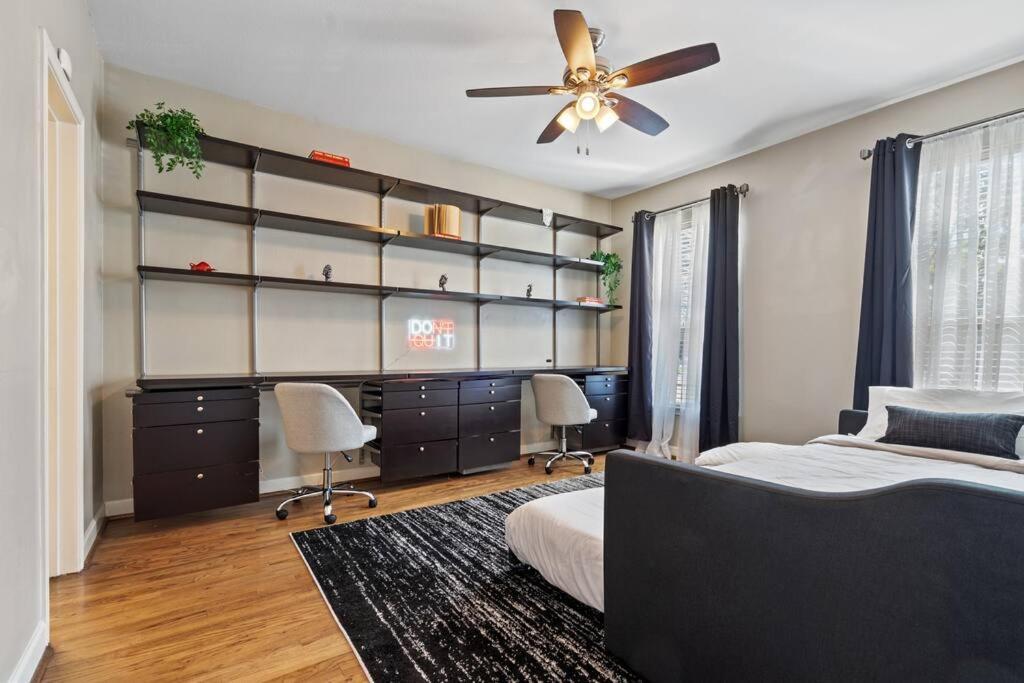 Farmers Market 3 Bd Townhome W Rooftop Terrace Apartment