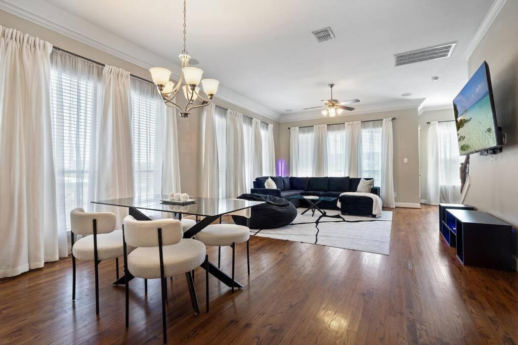 Farmers Market 3 Bd Townhome W Rooftop Terrace Apartment *