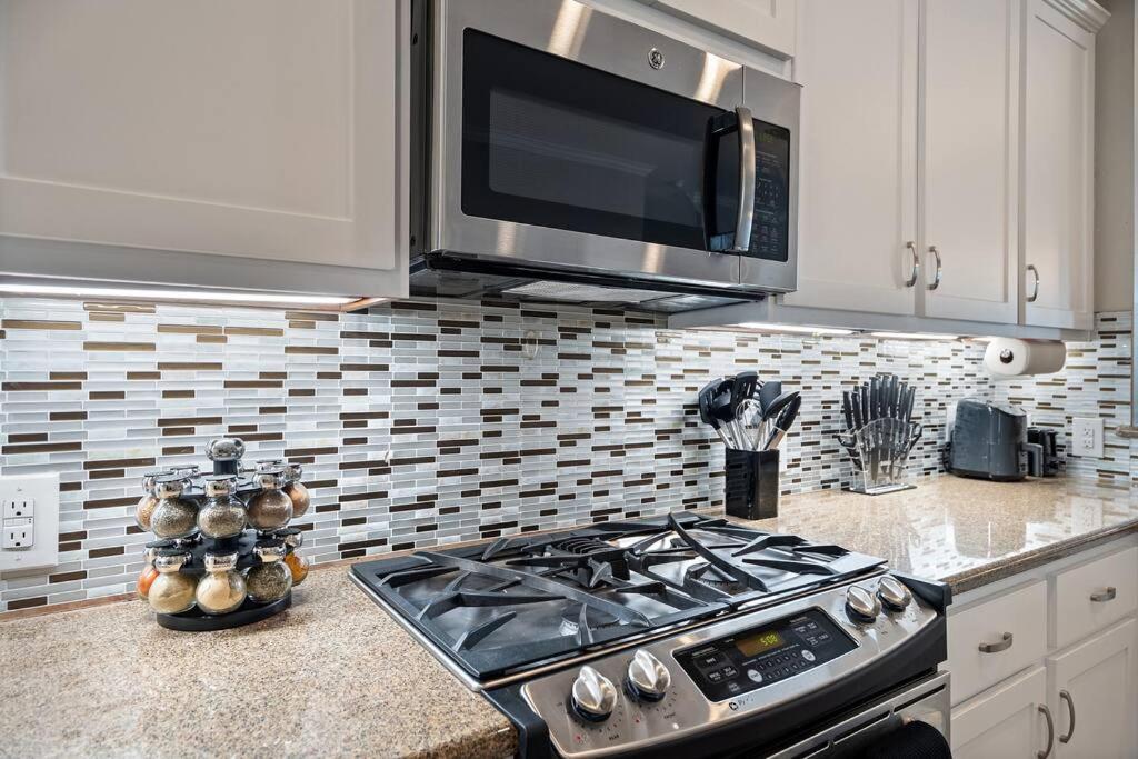 Farmers Market 3 Bd Townhome W Rooftop Terrace Apartment