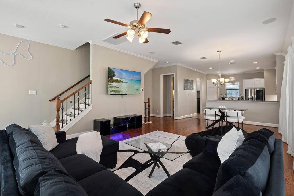 Farmers Market 3 Bd Townhome W Rooftop Terrace *