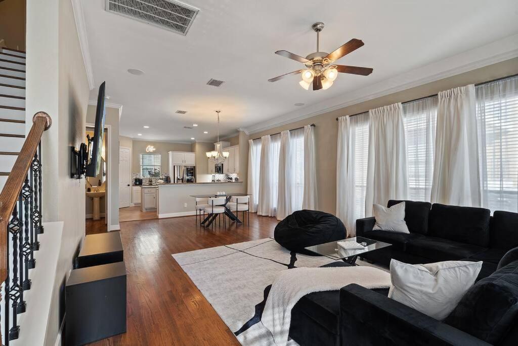 Farmers Market 3 Bd Townhome W Rooftop Terrace *