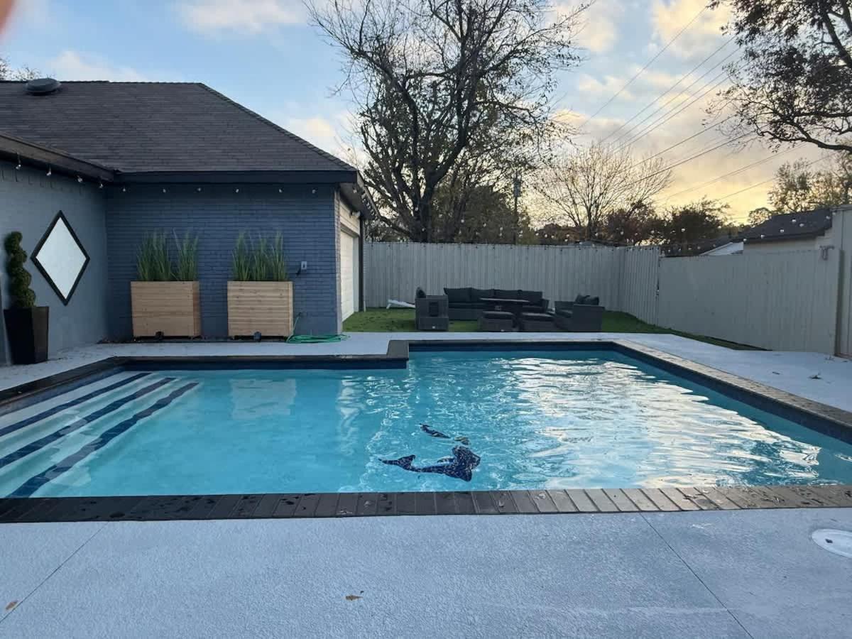 Family Paradise Playhouse Includes Pool And Gameroom * Dallas