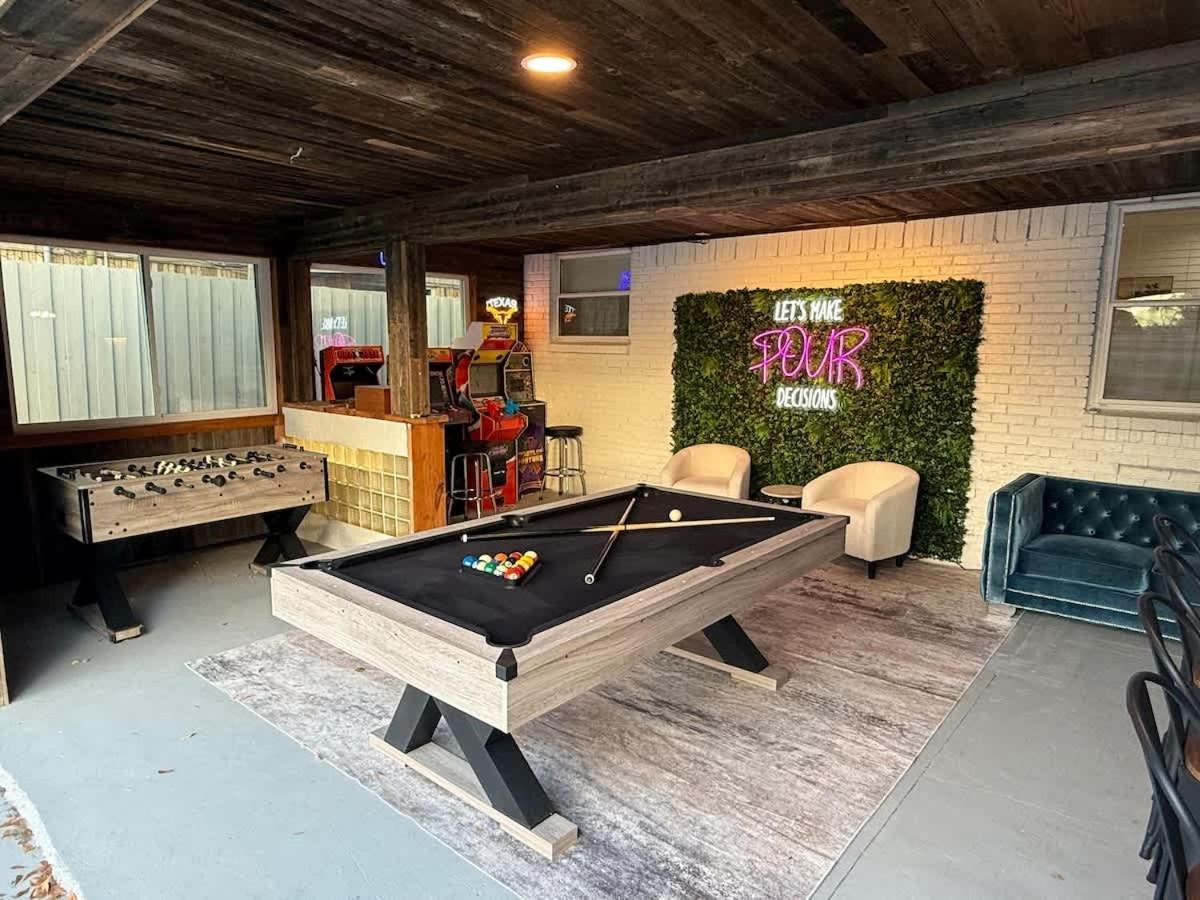 Family Paradise Playhouse Includes Pool And Gameroom Holiday home