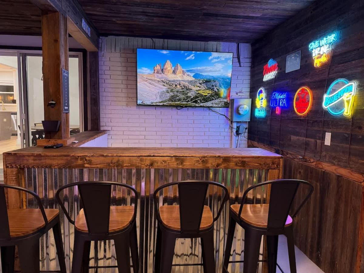 Family Paradise Playhouse Includes Pool And Gameroom Holiday home