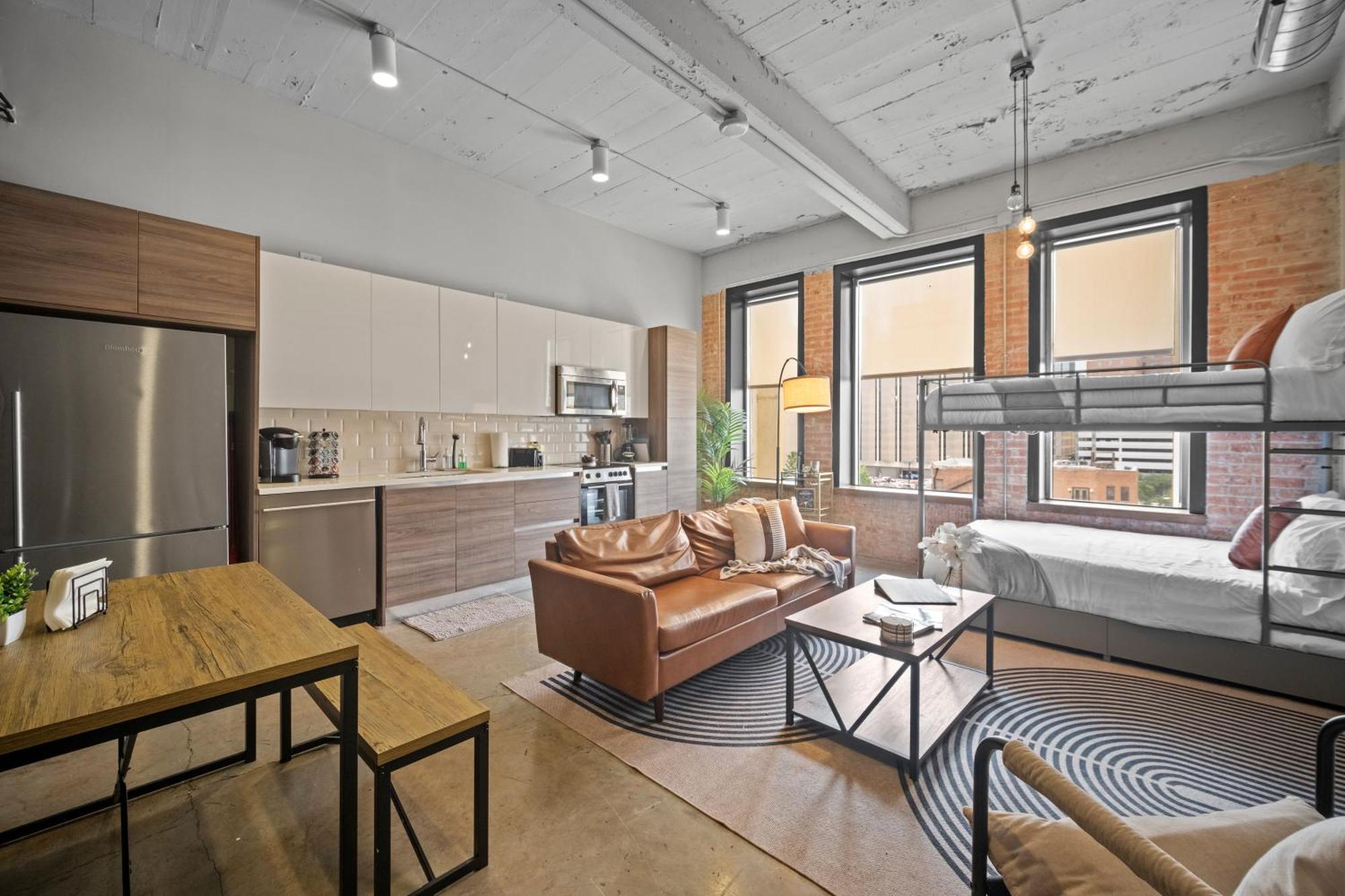 Stunning Downtown With Pool, Laundry, Parking Apartment