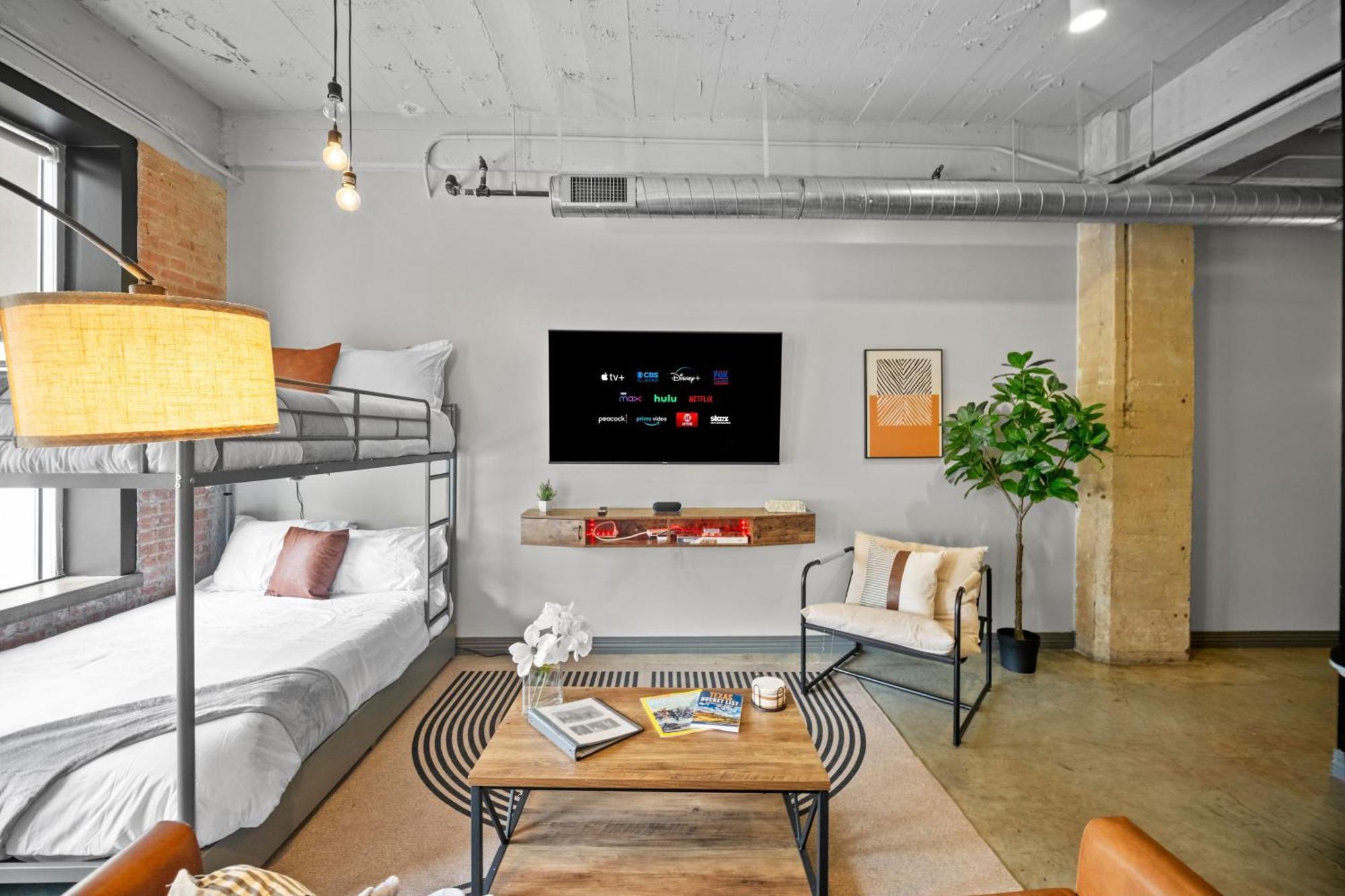 Stunning Downtown With Pool, Laundry, Parking * Dallas