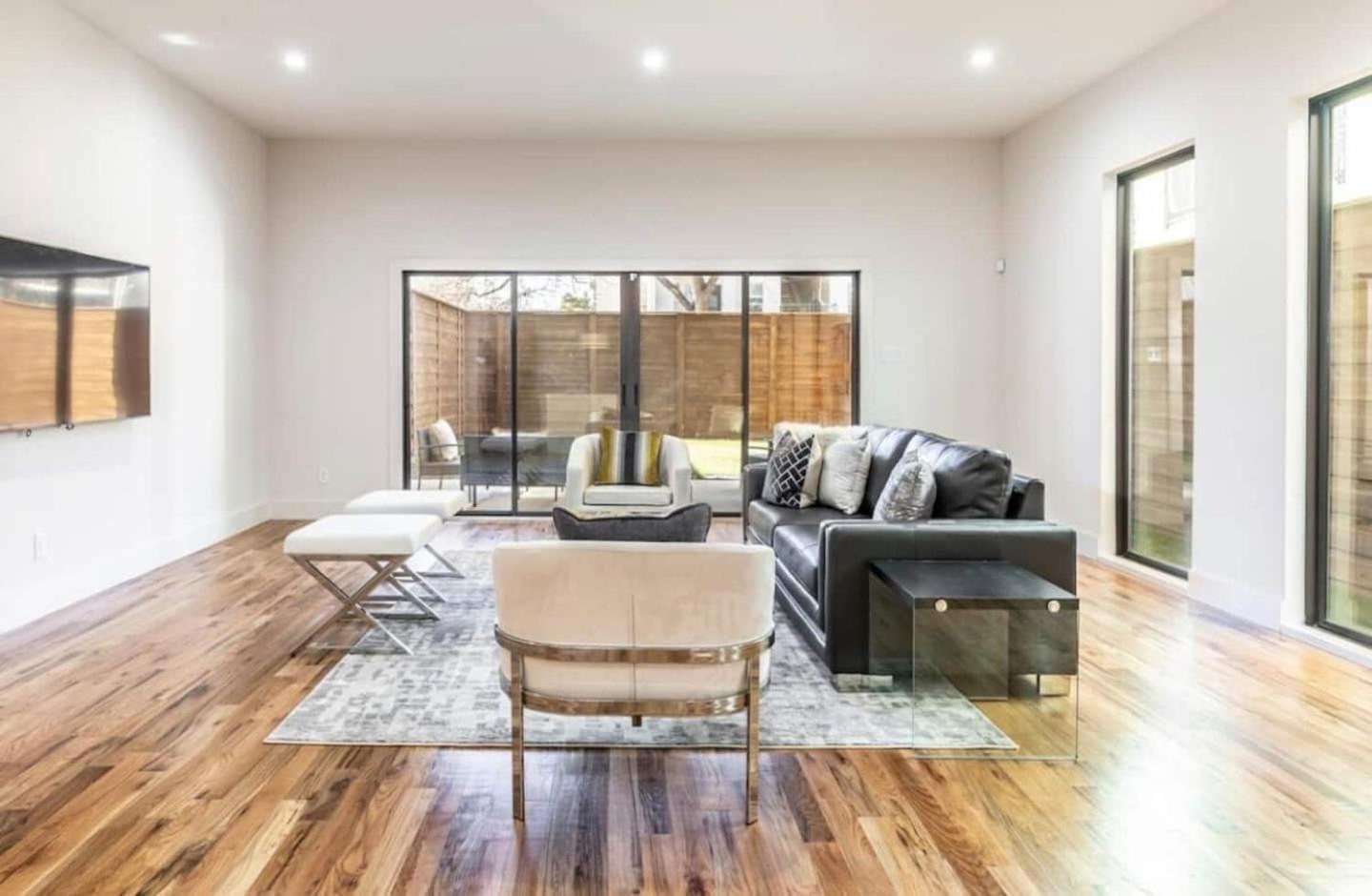 Townhouse Uptown Private Patio Holiday home